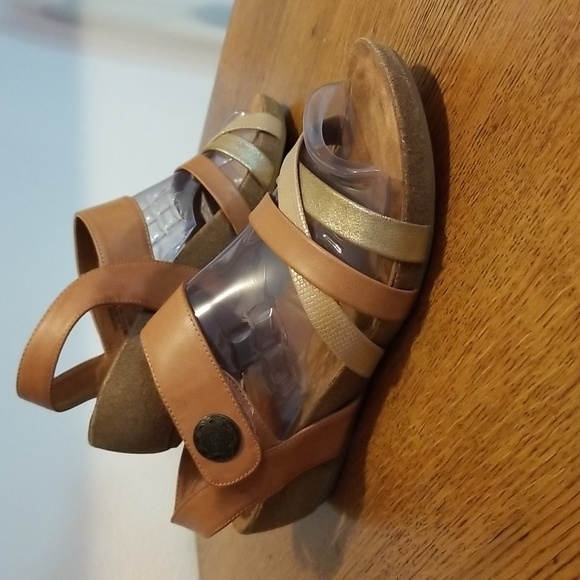 Sofft Shoes - Sofft Eurosoft brown and gold sandals. Size 10